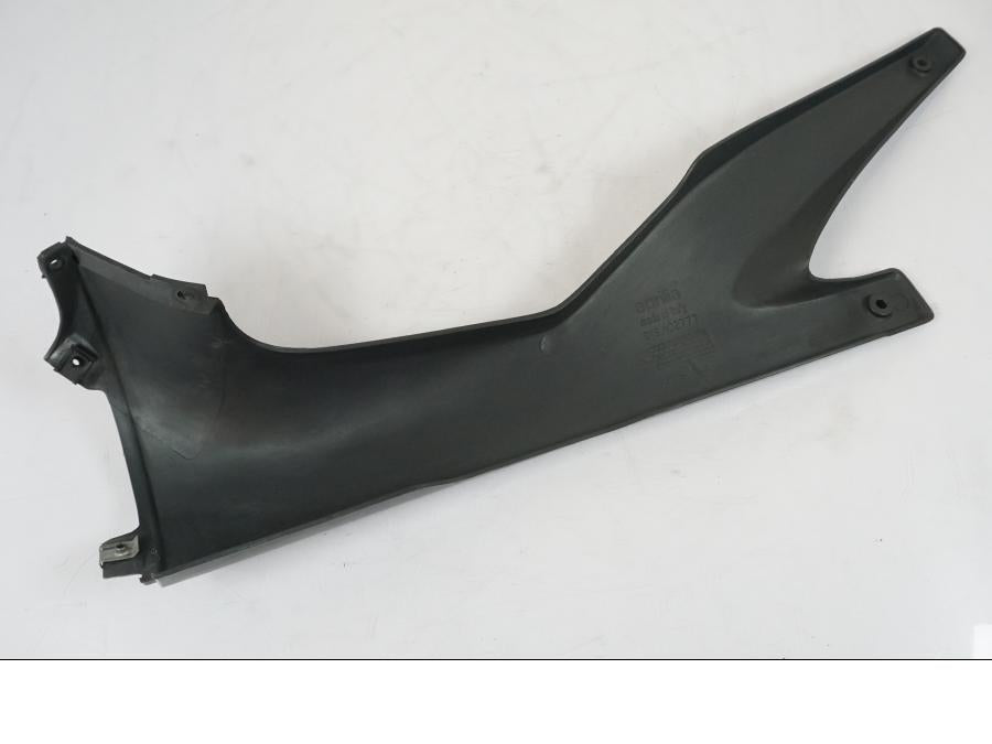 Snett nerifrån på Sidopanel från en Aprilia RS 125 -2000 motorcykel.