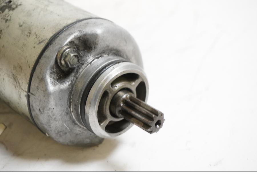 Baksidan på Startmotor från en Suzuki RF 600 R -1993 motorcykel.