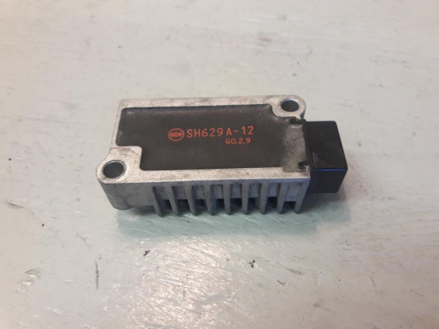 Baksidan på Likriktare från en Yamaha WR 125 -2010 motorcykel.