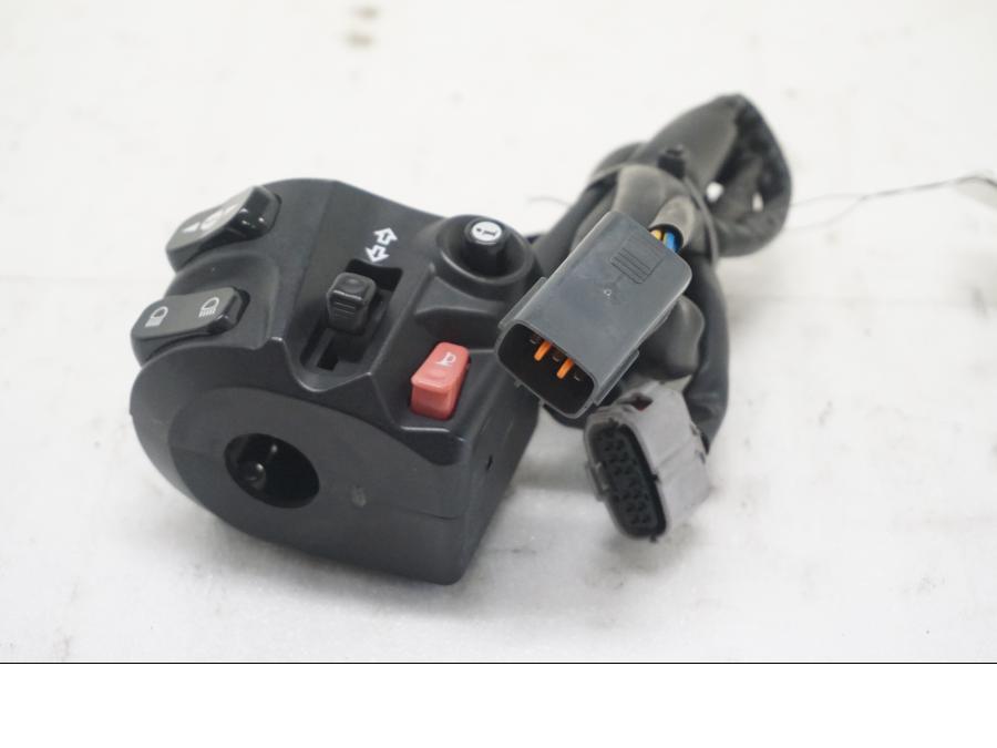 Baksidan på Styrelreglage från en Triumph Tiger Explorer -2012 motorcykel.