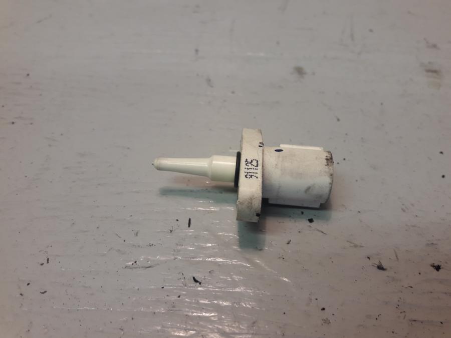 Framsidan på Luftburksensor från en Honda VFR 800 -2000 motorcykel.