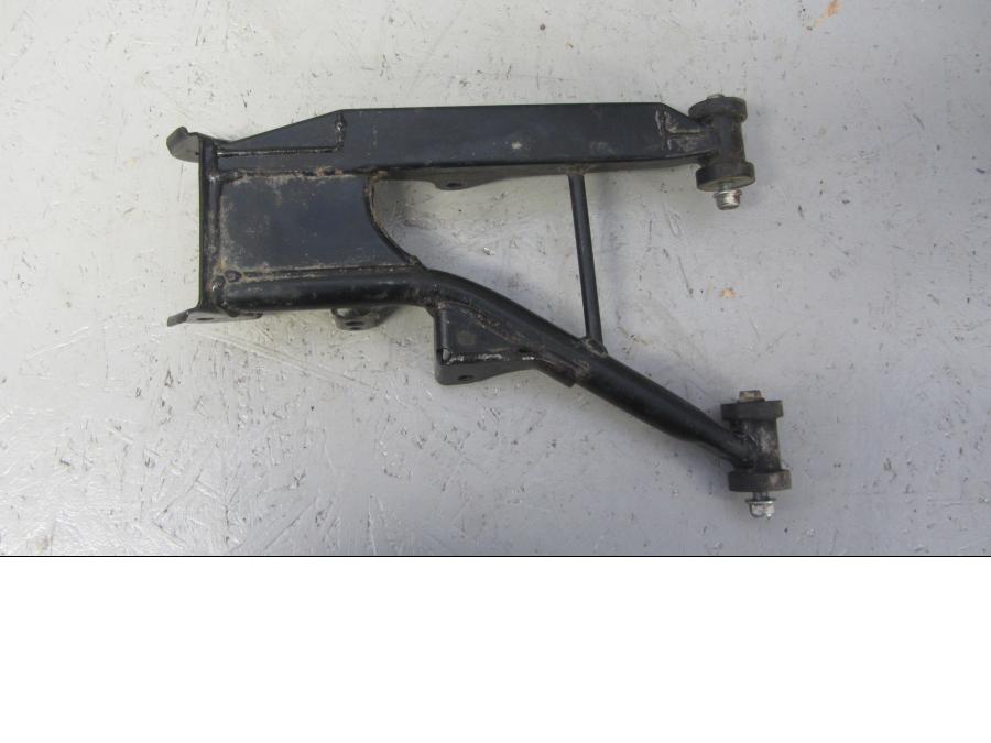 Baksidan på Länkarm från en Suzuki LTA 750 XP E -2009 motorcykel.