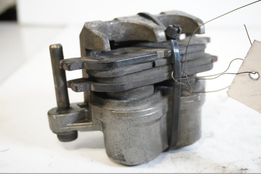 Höger sida pÄ Bromsok frÄn en Yamaha YZF R6 -1999 motorcykel.