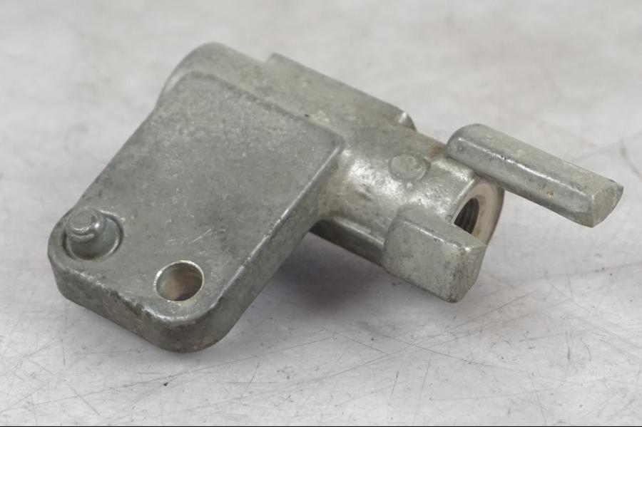 Snett nerifrån på Bromsfördelare från en Suzuki SV 650 -1999 motorcykel.