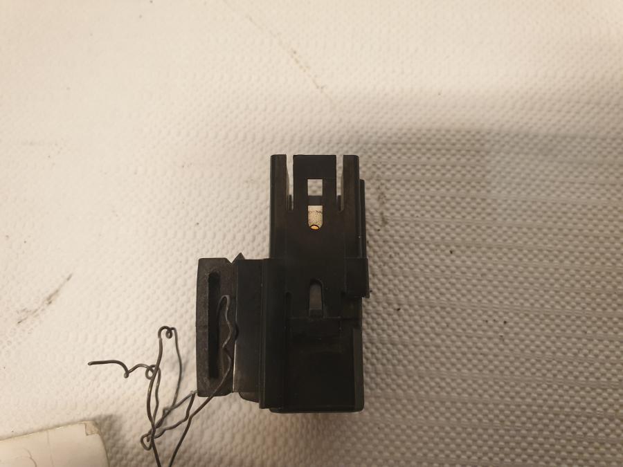 Vänster sida på Relä från en Yamaha FZ1-SA -2008 motorcykel.