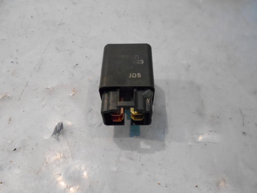 Framsidan på Relä från en Suzuki DL 650 -2013 motorcykel.