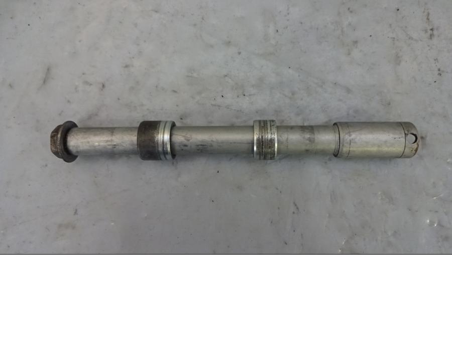 Framsidan på Axel från en Honda VTR 1000 F -1997 motorcykel.