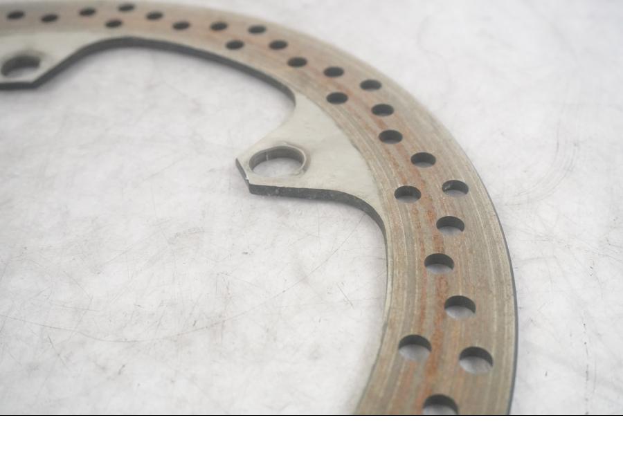 Vänster sida på Bromsskiva från en BMW K 1200 R -2006 motorcykel.