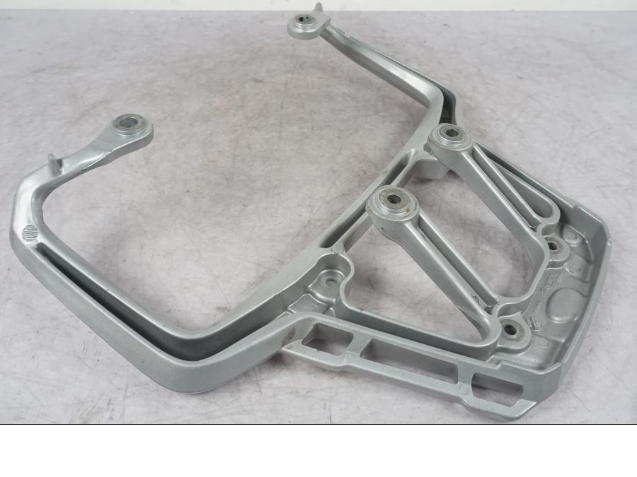 Extrabild6 på Pakethållare från en Triumph Tiger Explorer -2012 motorcykel.