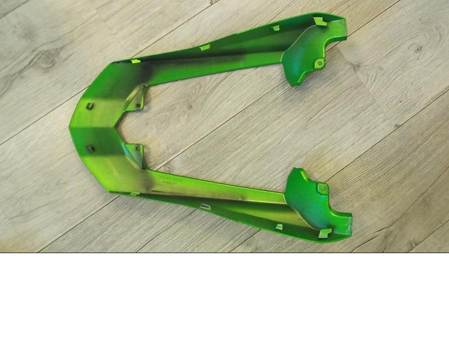 Snett nerifrån på Bakvinge från en Kawasaki Z 1000 -2011 motorcykel.