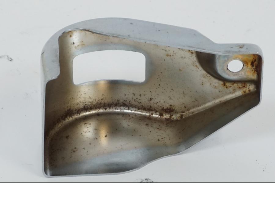 Snett nerifrån på Bromsvätskebehållarkåpa från en Kawasaki VN 1500 -2002 motorcykel.