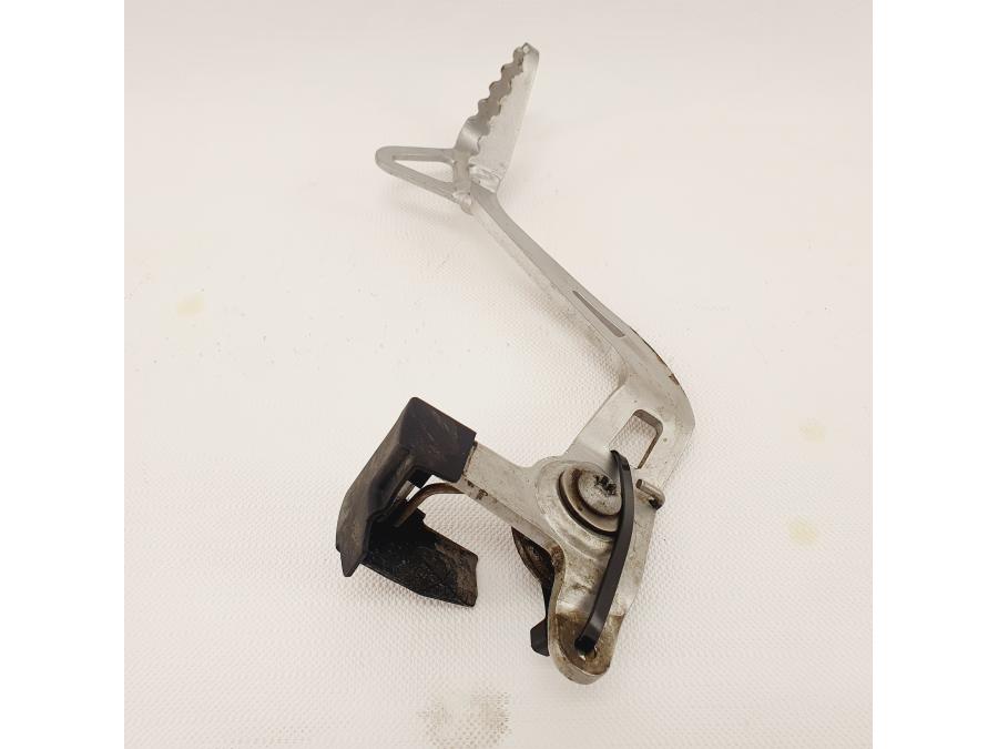 Vänster sida på Bromspedal från en BMW R 1200 GS -2006 motorcykel.