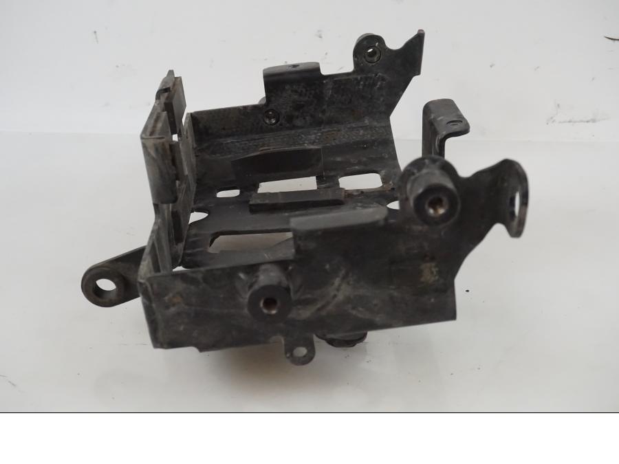 Vänster sida på Batterihållare från en H-D Adventure Pan America Special RA1250S -2021 motorcykel.