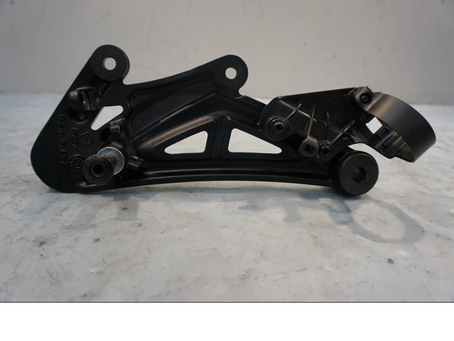 Baksidan på Fotpinnefäste från en Ducati Diavel -2015 motorcykel.