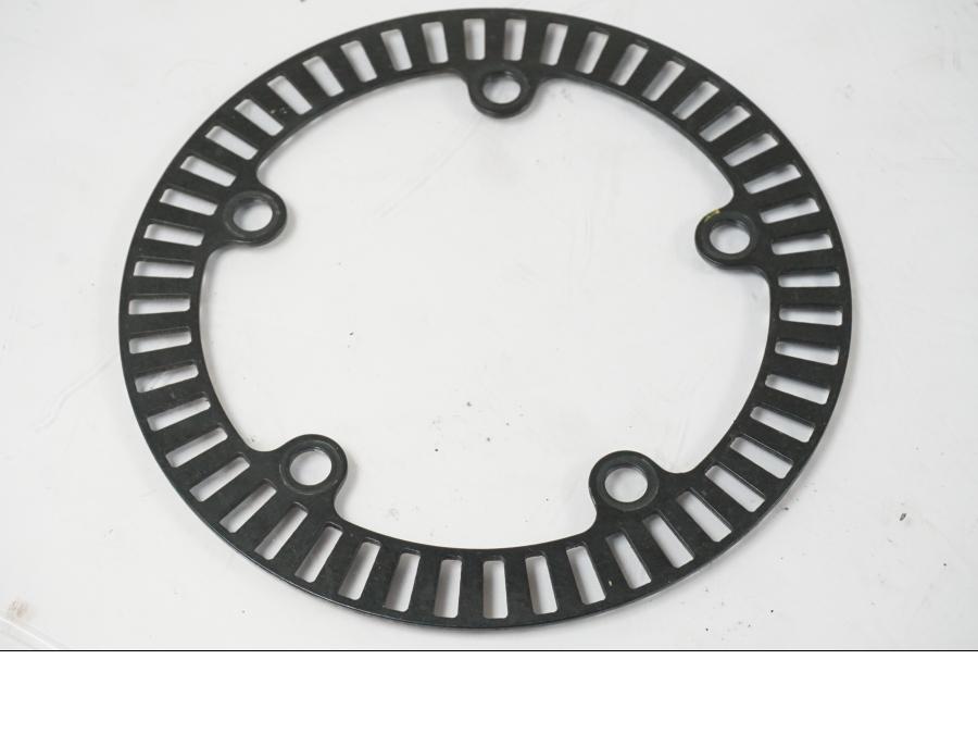 Höger sida på ABS krans från en KTM 1290 Super Duke R -2015 motorcykel.