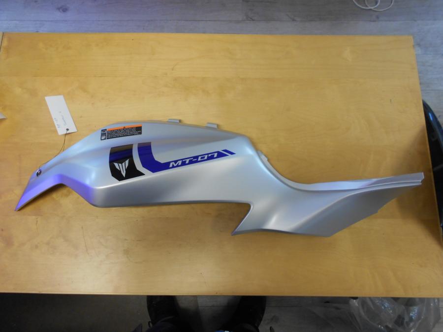 Framsidan på Bensintankskåpa från en Yamaha MT-07 -2014 motorcykel.