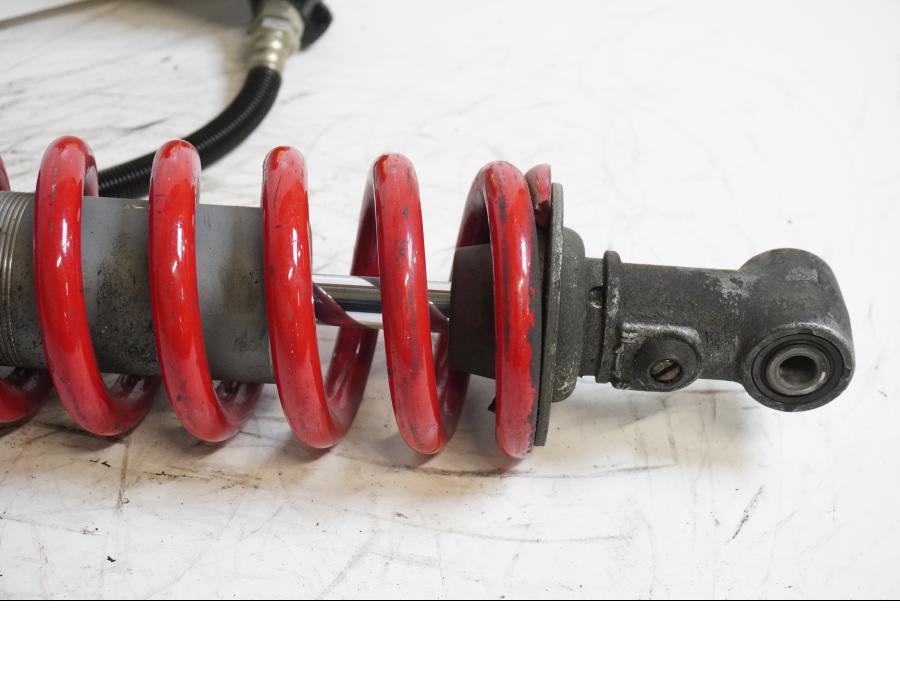 Snett nerifrån på Stötdämpare från en Triumph Daytona 600 -2003 motorcykel.