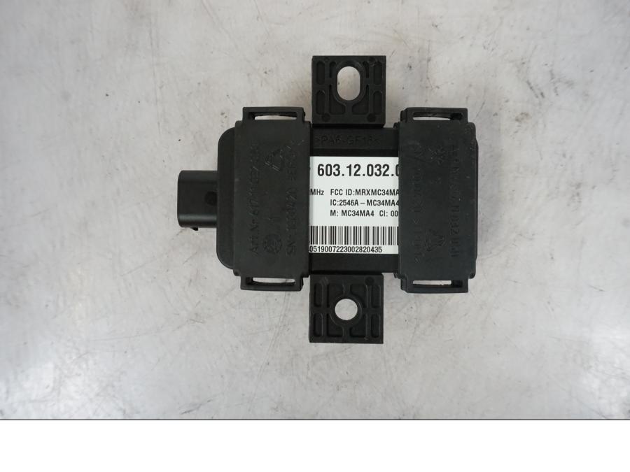 Snett nerifrån på RDC Styrenhet från en KTM 1290 Super Duke R -2023 motorcykel.