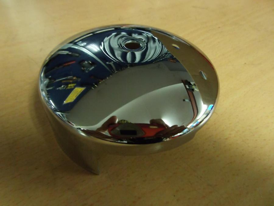 Framsidan på Dekorkåpa från en H-D Dyna Fat Bob FXDF -2014 motorcykel.