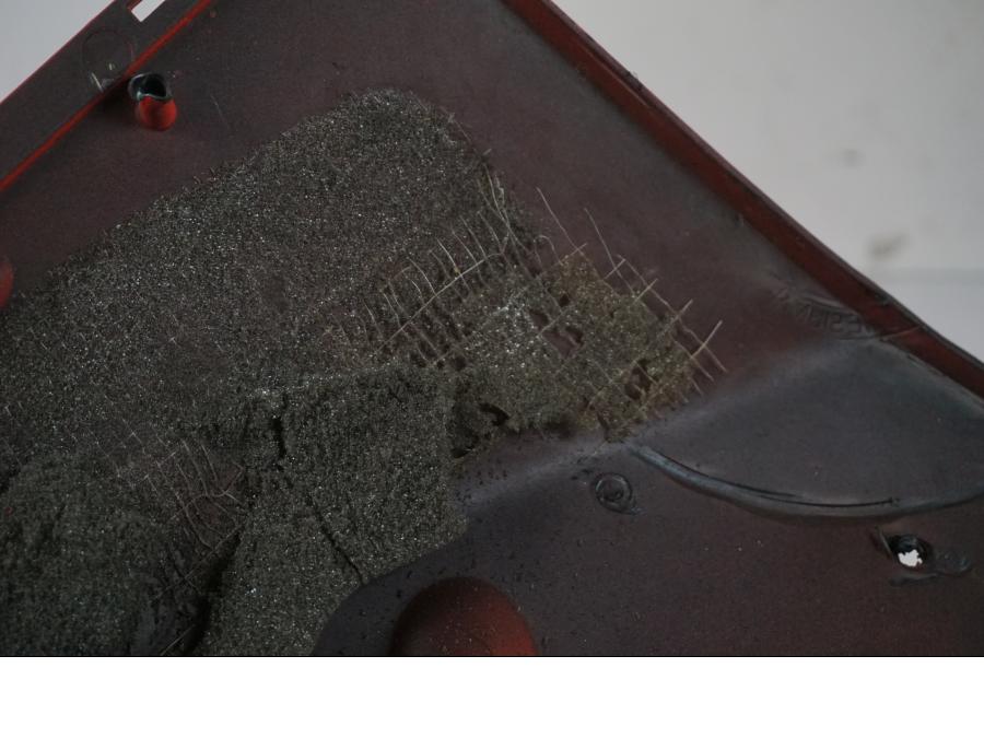 Extrabild6 på <p>Magkåpa höger från Aprilia RSV 1000 R Factory 2008.</p>
<p>Skrapmärken, ett mindre hål, mindre spricka, repor och</p>
<p>lacksläpp se bilder.</p> motorcykel.