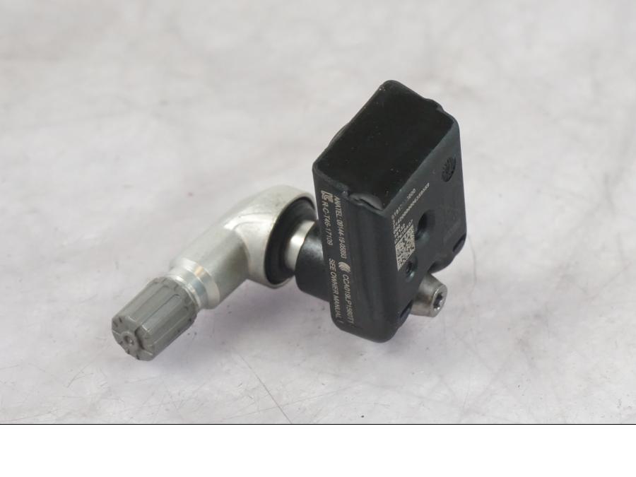 Höger sida på RDC Sensor från en KTM 1290 Super Duke R -2022 motorcykel.