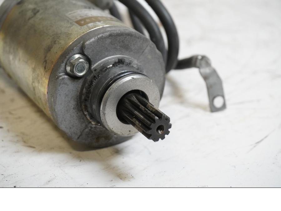 Baksidan på Startmotor från en Kawasaki ZX-6R -2002 motorcykel.