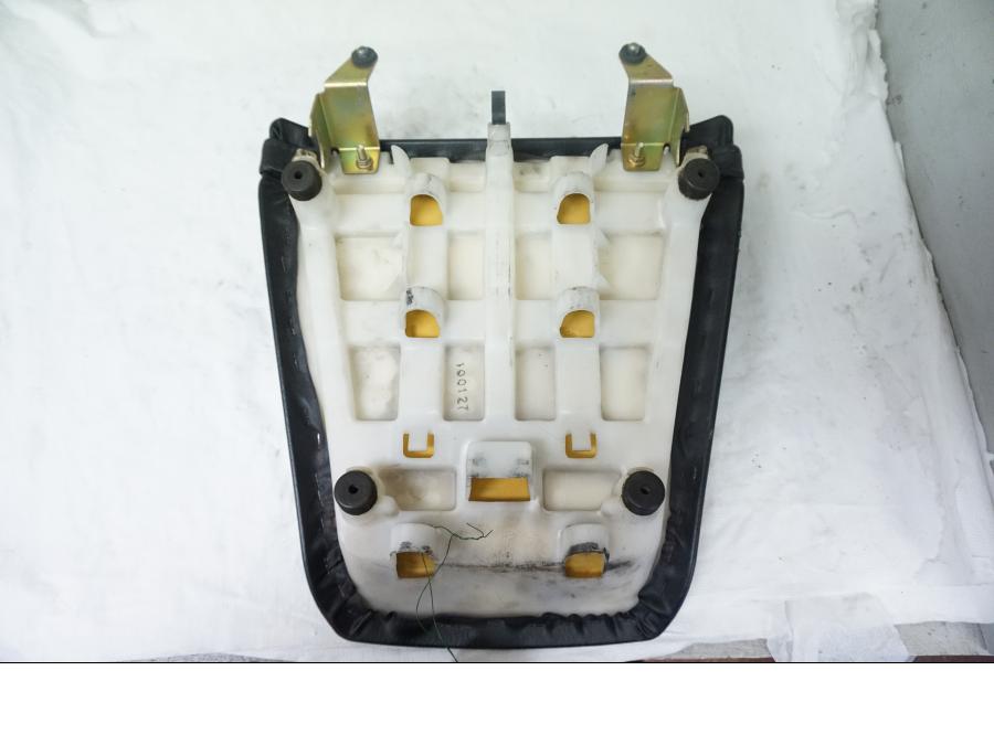 Snett uppifrån på Sadel från en Yamaha YZF 1000 R -1998 motorcykel.