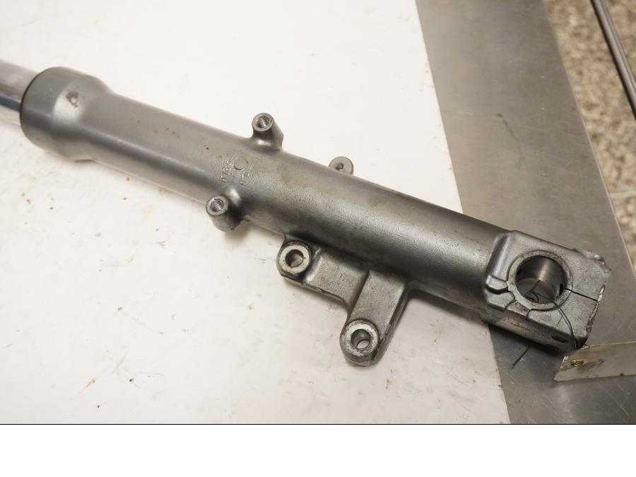 Vänster sida på Gaffelben från en Kawasaki ZZR 600 -1993 motorcykel.