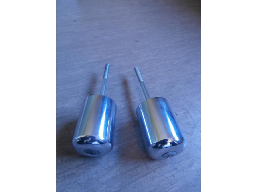 Baksidan på Styrvikt från en Suzuki VL 800 -2004 motorcykel.