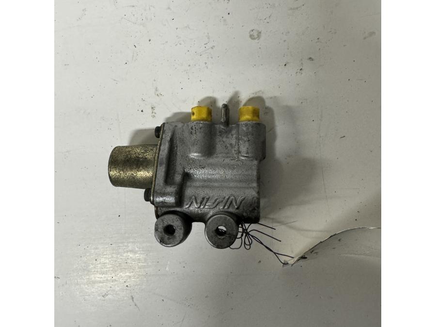 Baksidan på Bromsfördelare från en Honda CBR 1100 XX -1998 motorcykel.