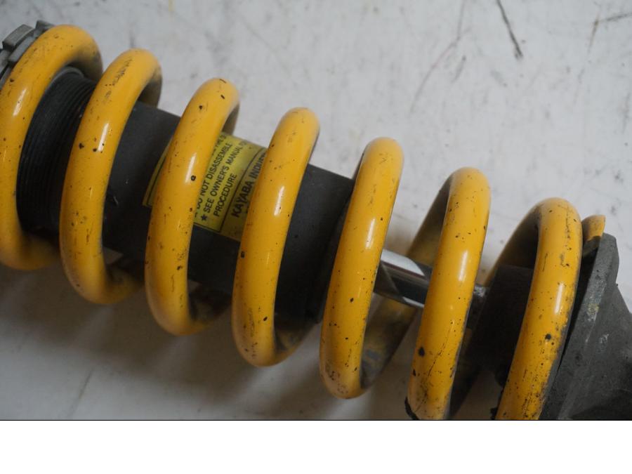 Snett uppifrån på Stötdämpare från en Triumph Daytona 675 -2007 motorcykel.