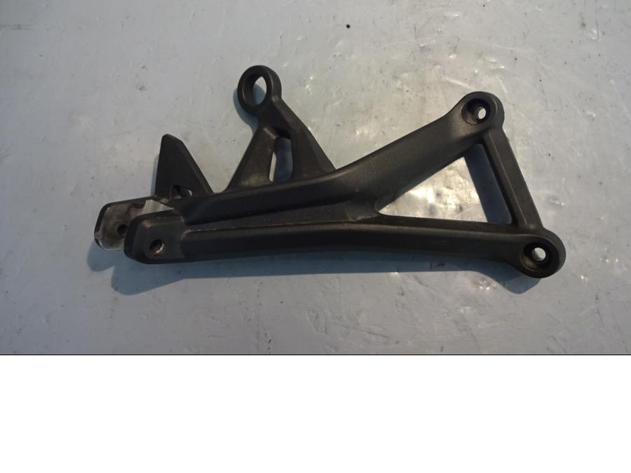 Framsidan på Fotpinnefäste från en Ducati Monster 1200 -2016 motorcykel.