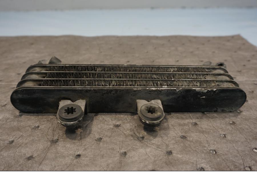 Vänster sida på Oljekyl från en Honda XRV 750 -1995 motorcykel.