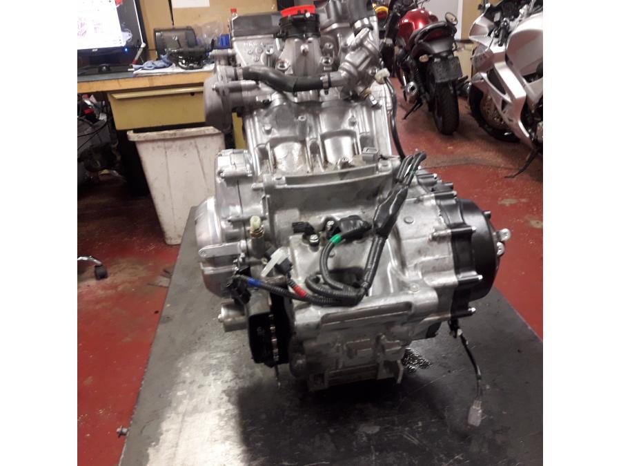 Vänster sida på Motor från en Honda ADV 750 -2017 motorcykel.