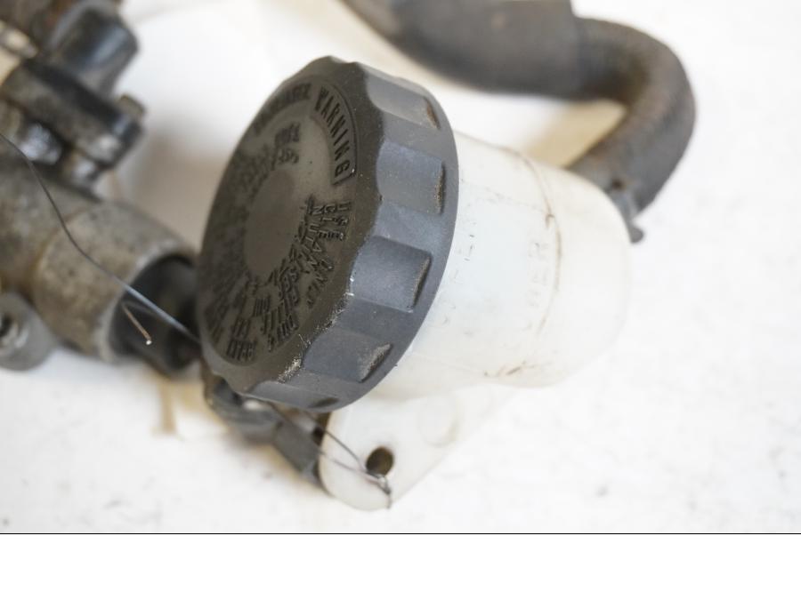 VÀnster sida pÄ Bromshuvudcylinder frÄn en Honda CBR 1100 XX -1998 motorcykel.