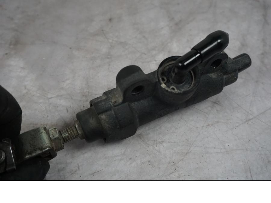 Vänster sida på Bromshuvudcylinder från en Triumph Tiger Explorer -2016 motorcykel.