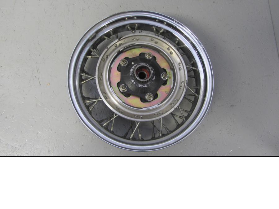 Höger sida på Fälg från en Honda VT 1100 C -1999 motorcykel.