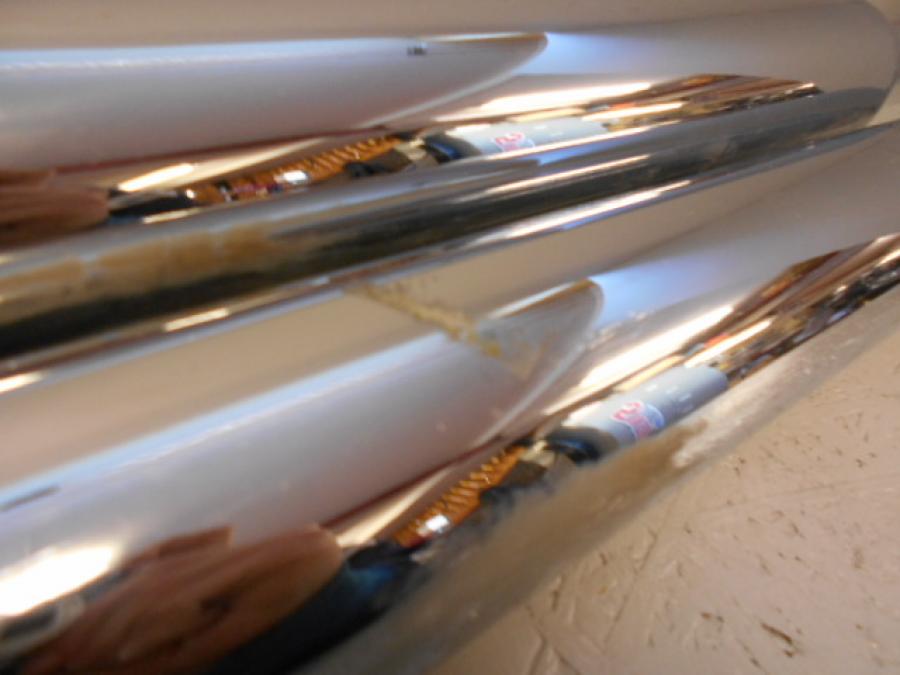 Snett nerifrån på Ljuddämpare från en H-D Dyna Fat Bob FXDF -2013 motorcykel.