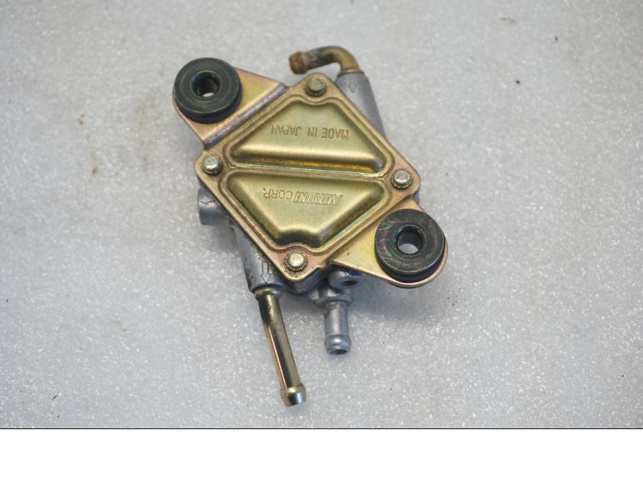 Baksidan på Bensinpump förgasare från en Suzuki VL 800 -2004 motorcykel.