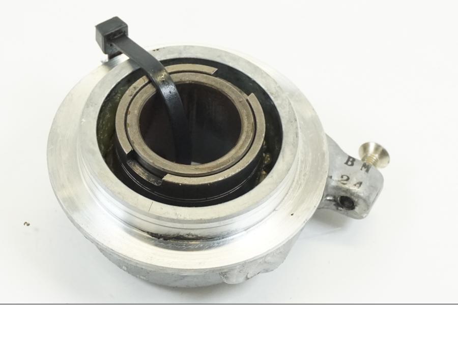 Snett uppifrån på Hastighetsdrivning från en Triumph Speedmaster -2006 motorcykel.