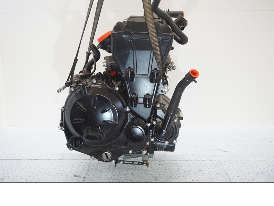 Höger sida på Motor från en Kawasaki Z 650 ABS -2020 motorcykel.