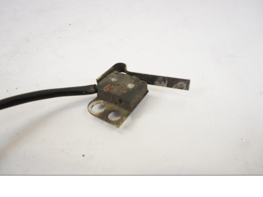 Snett uppifrån på Bromsljuskontakt från en BMW R 1150 RS -2003 motorcykel.