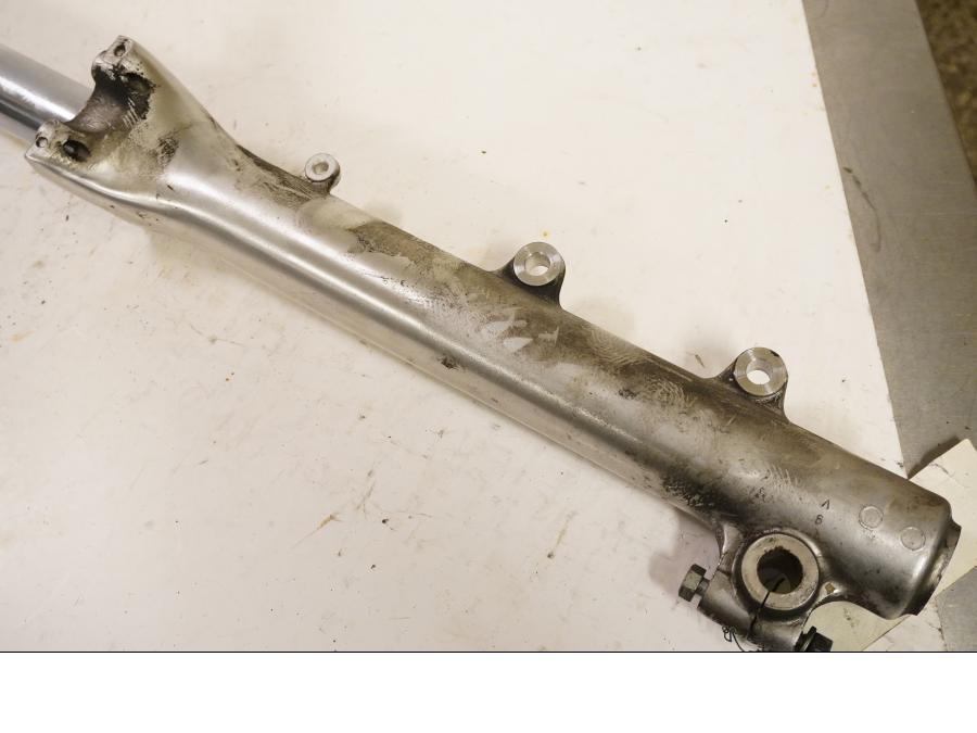 Vänster sida på Gaffelben från en Yamaha XV 1100 -1995 motorcykel.