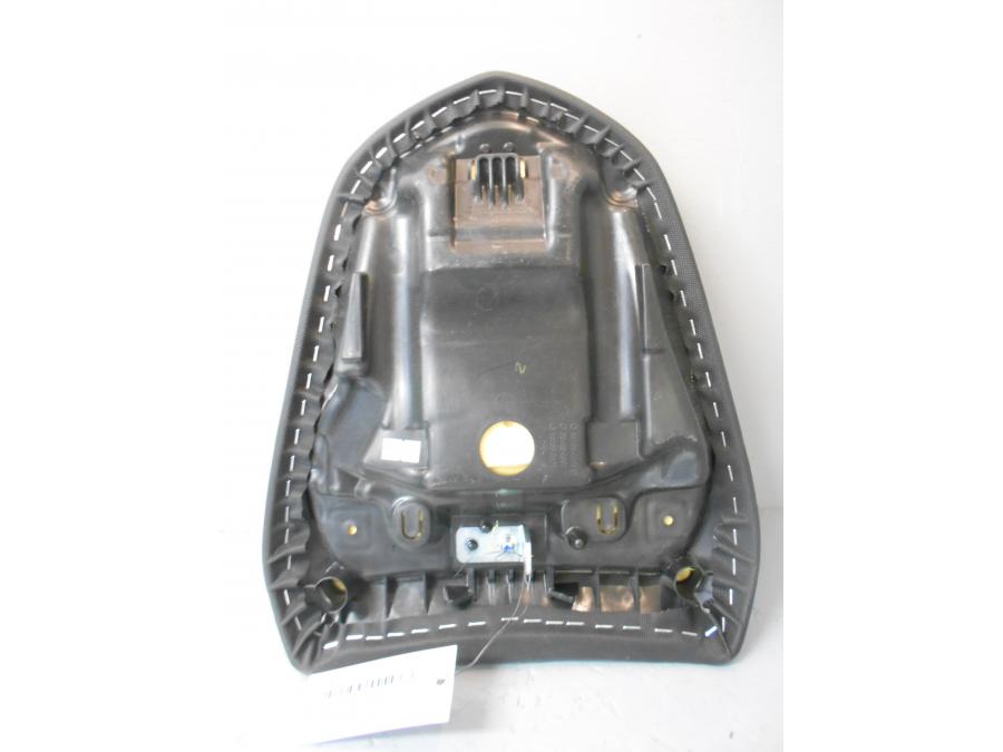 Snett nerifrån på Sadel från en Kawasaki Ninja 650 -2015 motorcykel.