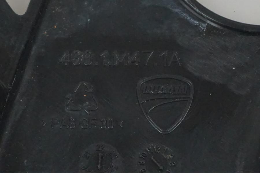 Höger sida på Ramskydd från en Ducati Desert X -2022 motorcykel.