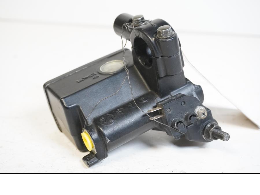 Höger sida på Bromshuvudcylinder från en Suzuki DL 1000 -2004 motorcykel.