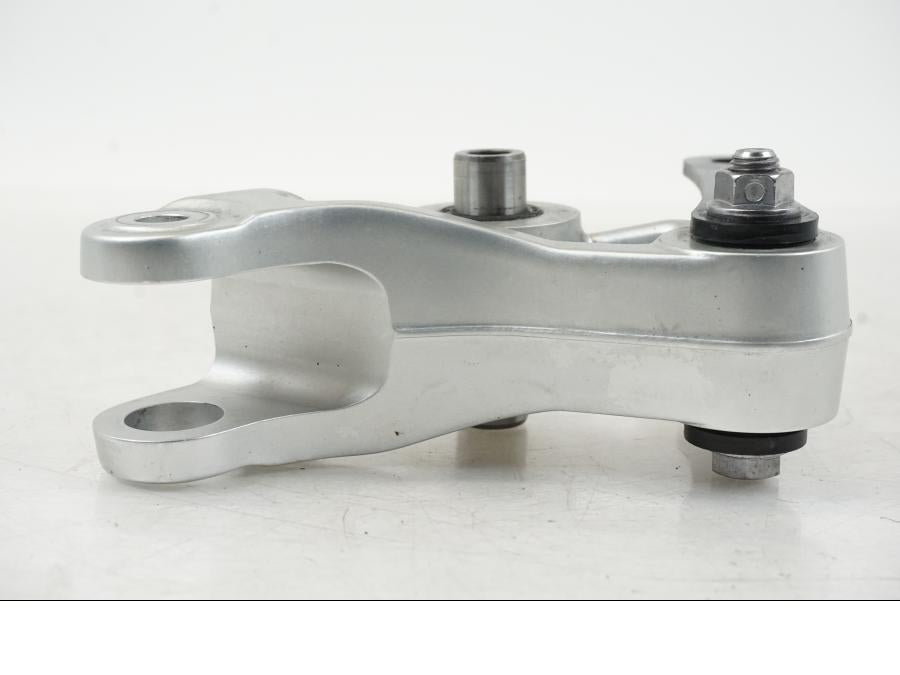 Vänster sida på Stötdämparlänkage från en Triumph Speed Triple -2021 motorcykel.