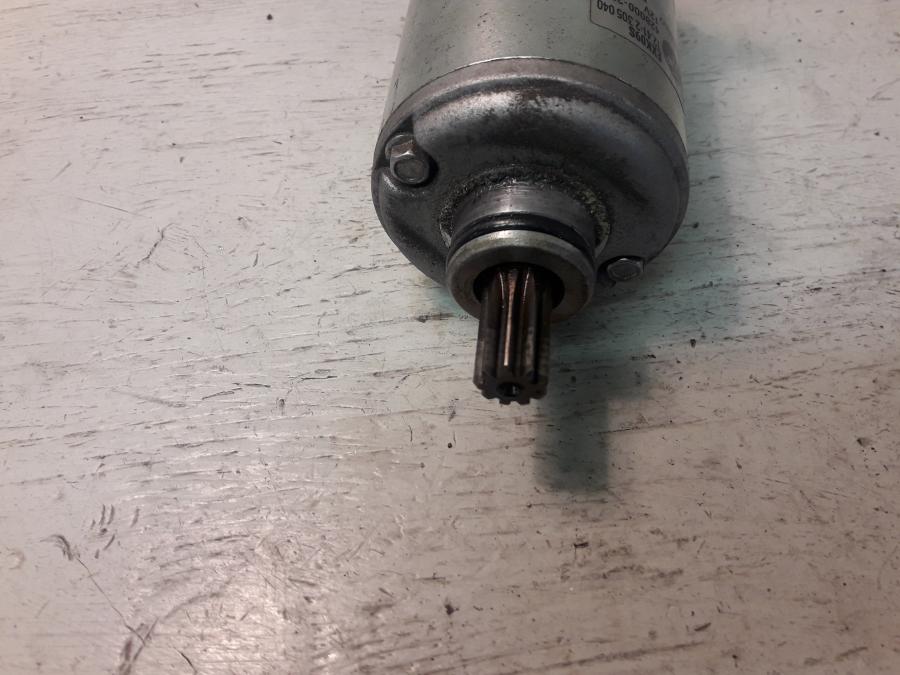 Baksidan på Startmotor från en BMW K 1200 S -2008 motorcykel.