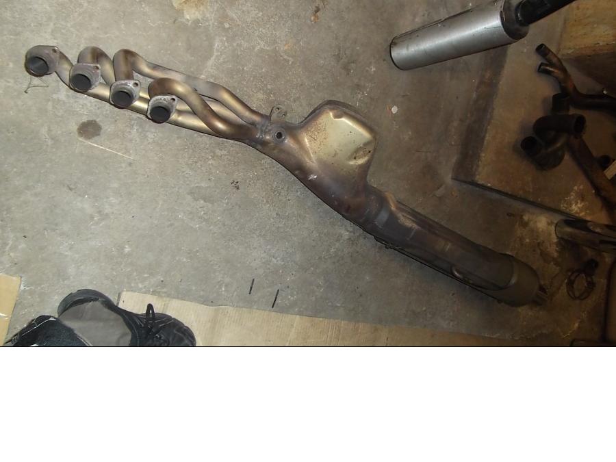 Framsidan på Avgassystem från en BMW K 1200 RS -1998 motorcykel.