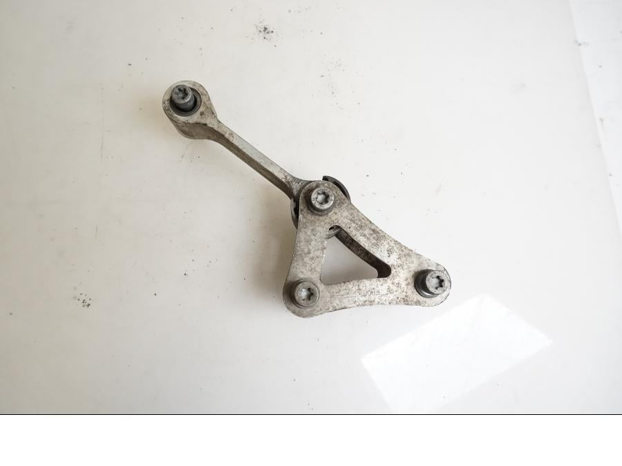 Framsidan på Stötdämparlänkage från en BMW K 1200 S -2007 motorcykel.